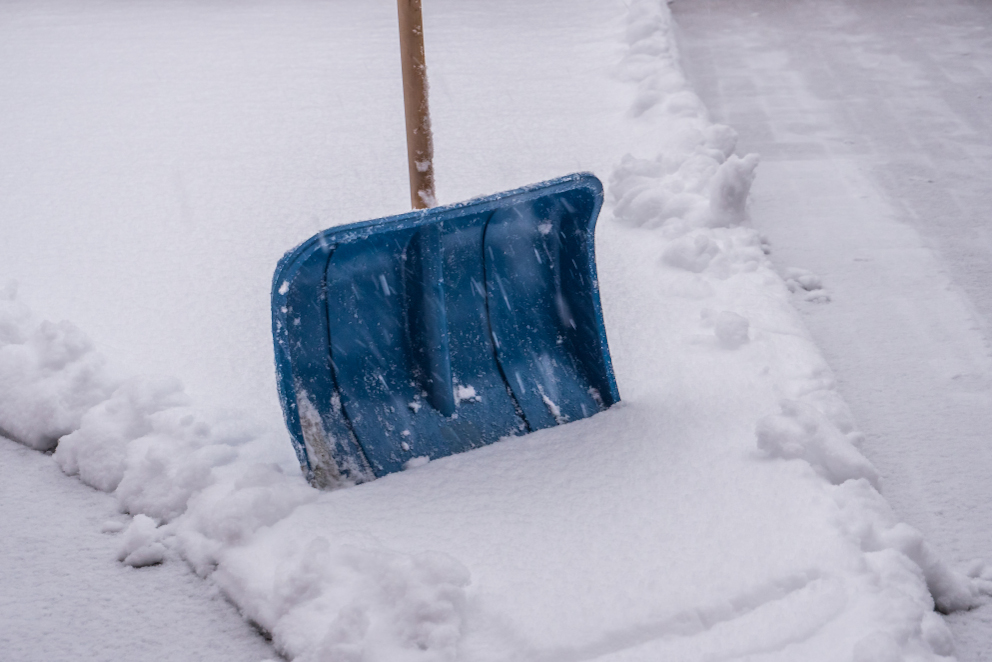 Schneeschaufel im Schnee